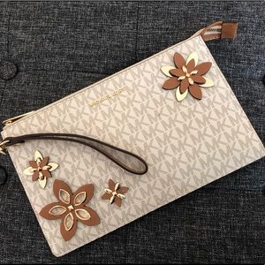 MICHAEL KORS medium wristlet